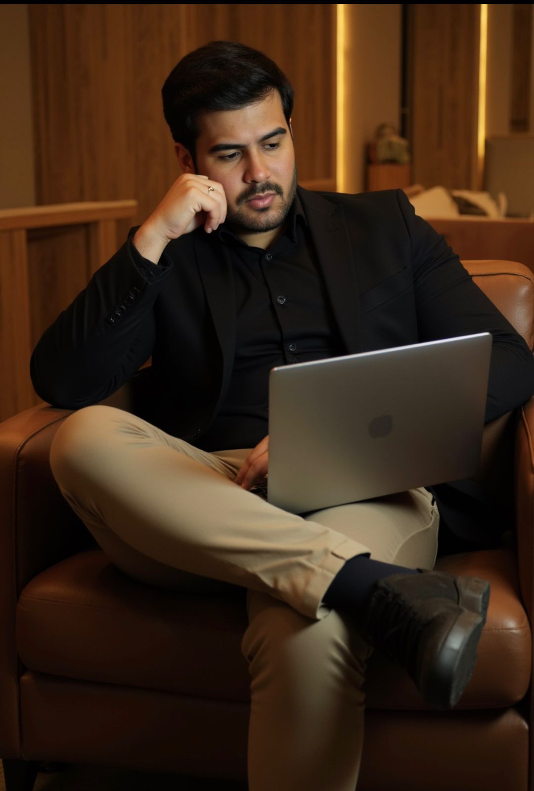 Dr. Thallys Santana analisando um caso clínico no computador, em ambiente reservado